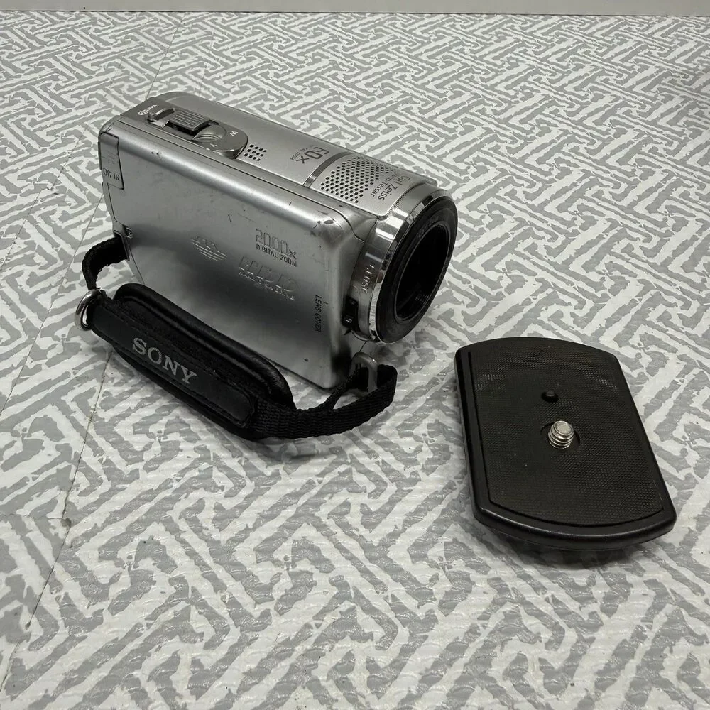 Sony Handycam DCR-SR68 80GB Camcorder Silver - For Parts/Repair - Blur On Zoom